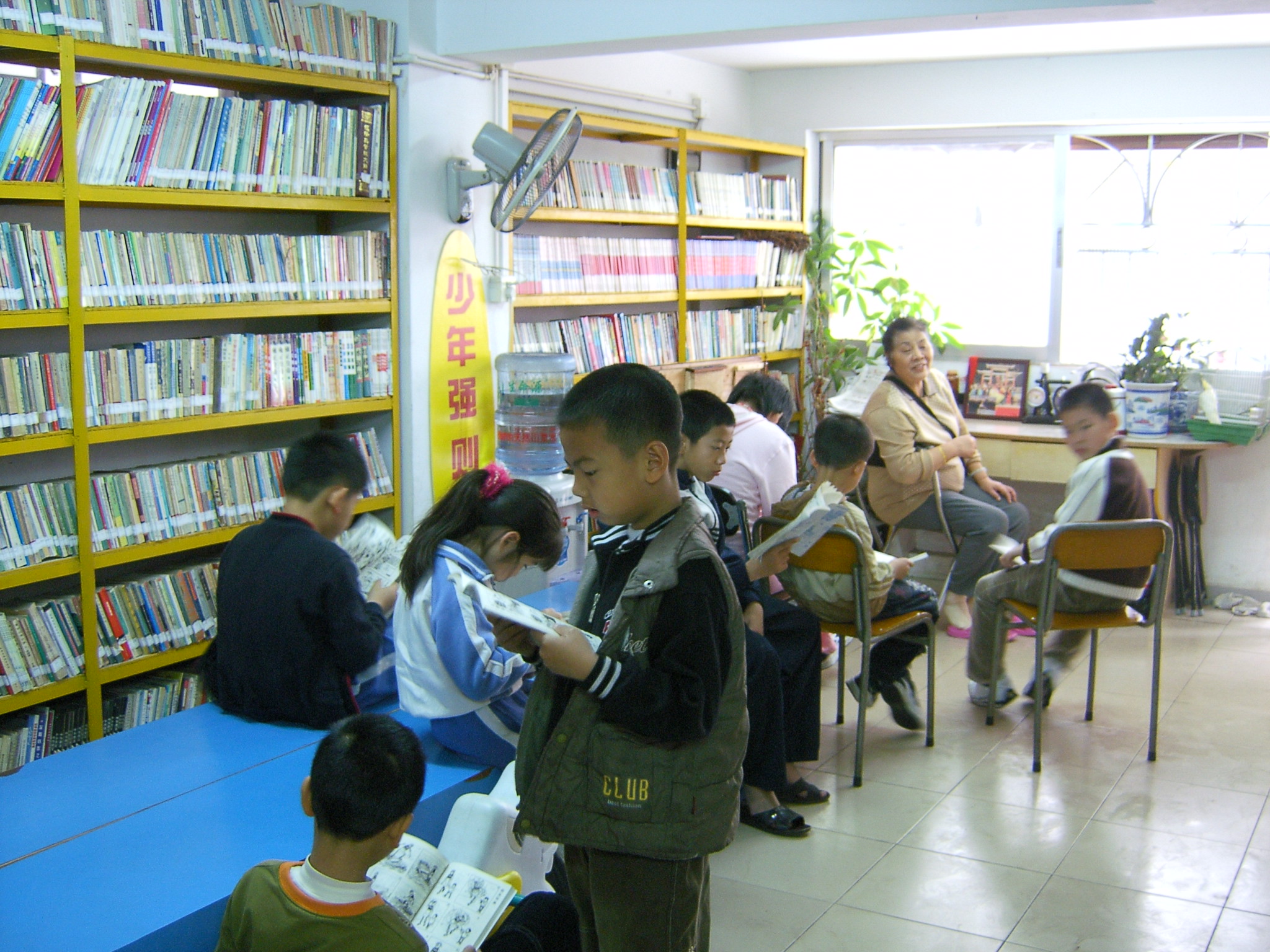 東曉社區(qū)義工照看放學(xué)后的雙職工子女.jpg 東曉社區(qū)義工照看放學(xué)后的雙職工子女.jpg