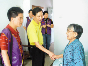 王錦良向福利院老人獻(xiàn)愛心.jpg 王錦良向福利院老人獻(xiàn)愛心.jpg