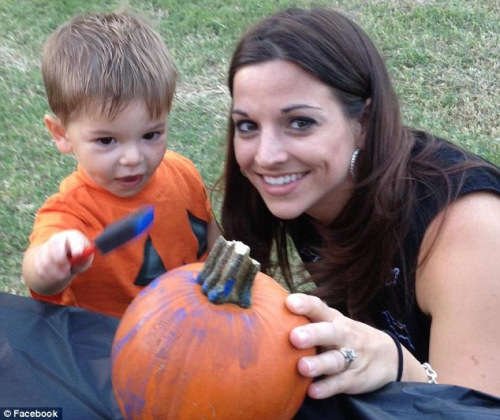 美國(guó)一年輕媽媽捐獻(xiàn)325升母乳 破世界紀(jì)錄