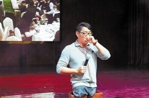 陳州現(xiàn)場獻(xiàn)唱，助力公益宣傳。